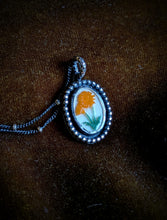 Load image into Gallery viewer, Flower Cameo Necklace