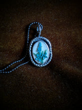 Load image into Gallery viewer, Flower Cameo Necklace