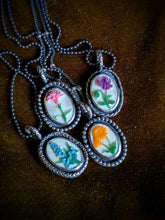 Load image into Gallery viewer, Flower Cameo Necklace