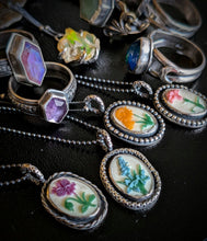 Load image into Gallery viewer, Flower Cameo Necklace
